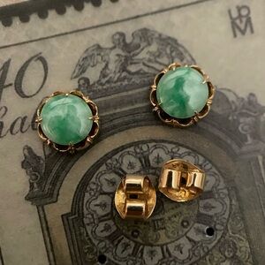 Mid-century 14kt solid gold green jade scalloped floral collet stud earrings